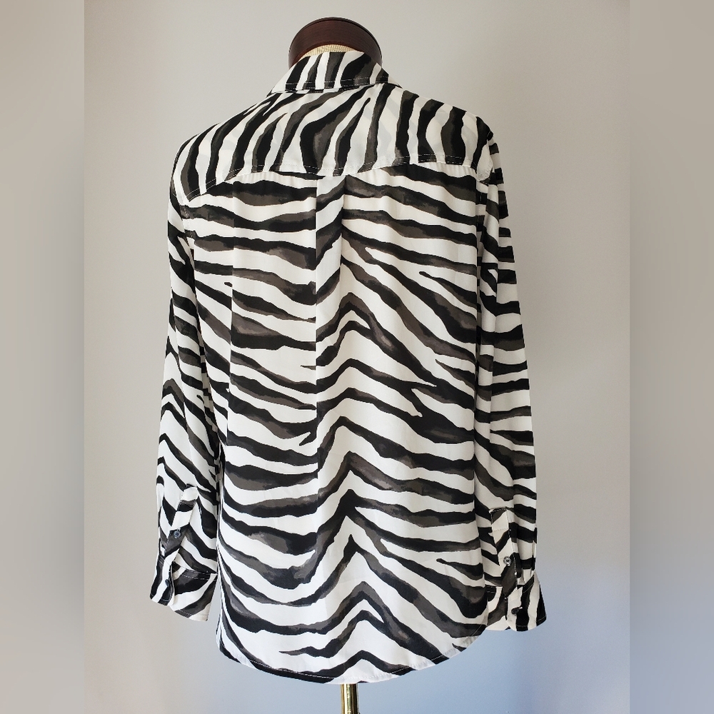 Banana republic zebra print blouse. Size small. - Picture 6 of 9